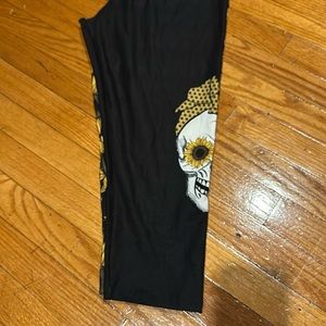 Skull & Sunflower Print Capri Leggings TC2